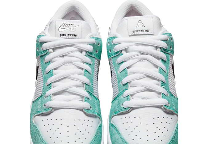 NIKE SB DUNK LOW APRIL